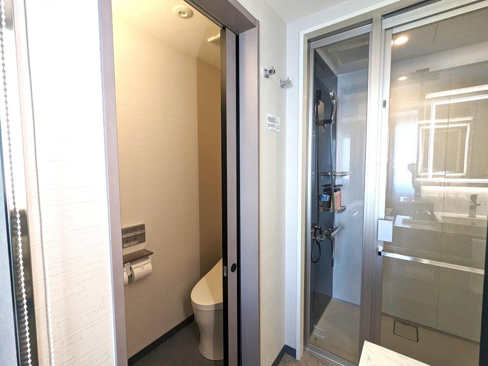 Shower, Toilet