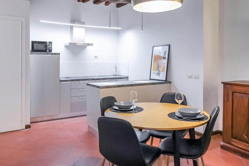 Kitchen or kitchenette, Dining area, minibar, stove