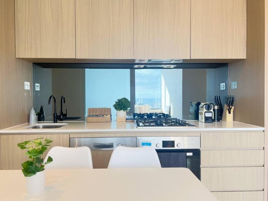 Stunning 2-Bed Apartment with Panoramic CBD Views Apartment in Melbourne