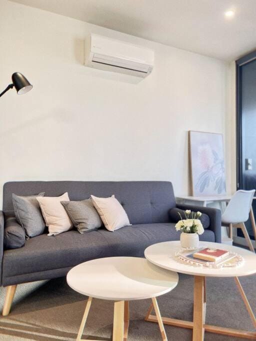 Stunning 2-Bed Apartment with Panoramic CBD Views Apartment in Melbourne