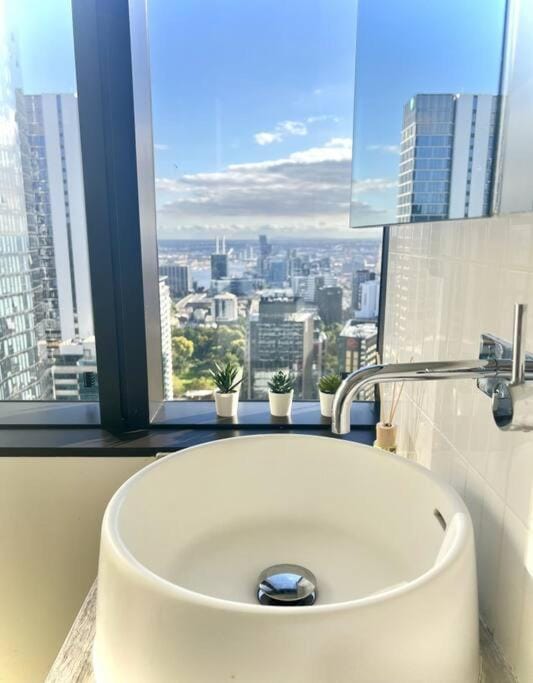 Stunning 2-Bed Apartment with Panoramic CBD Views Apartment in Melbourne