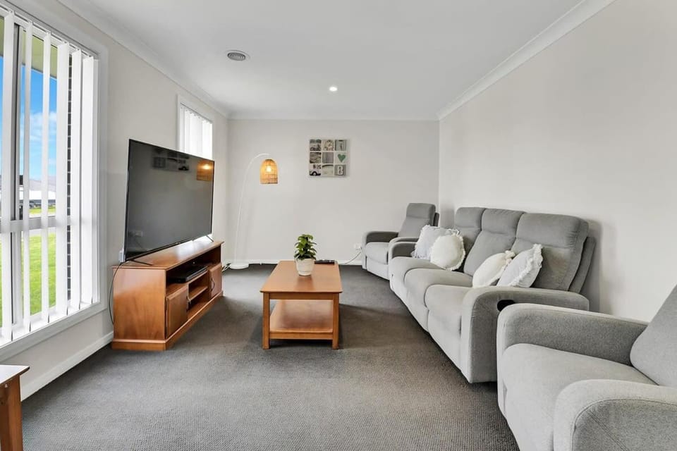 Emmaville - Modern Convenient & Pet Friendly House in Orange