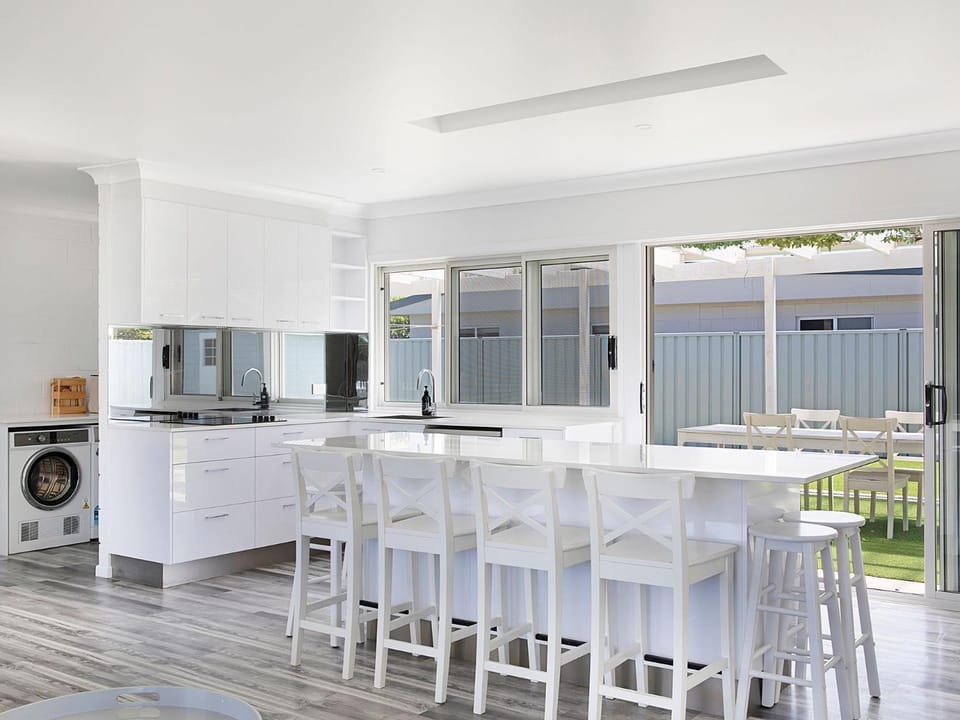 Kitchen or kitchenette, air conditioner