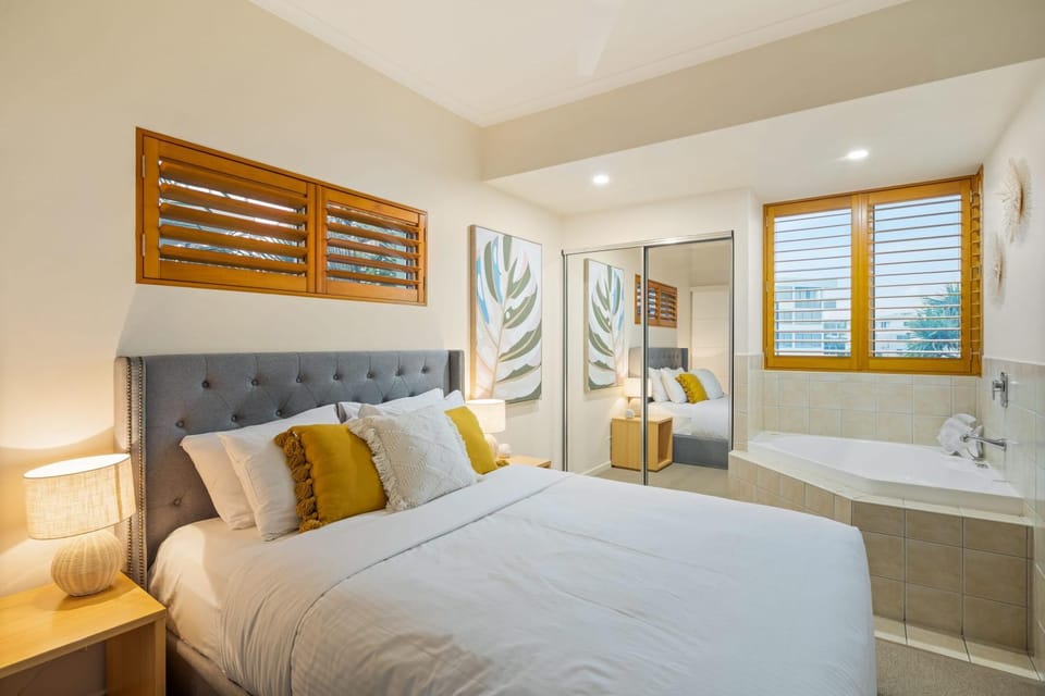 Bed, Hot Tub, Photo of the whole room, Bedroom, Bath