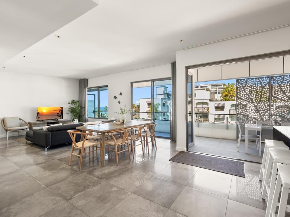 Kitchen or kitchenette, Living room, Dining area