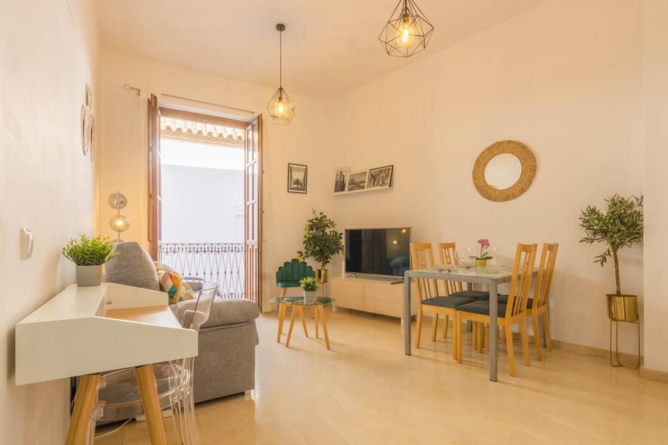 TV and multimedia, Living room, Seating area, Dining area