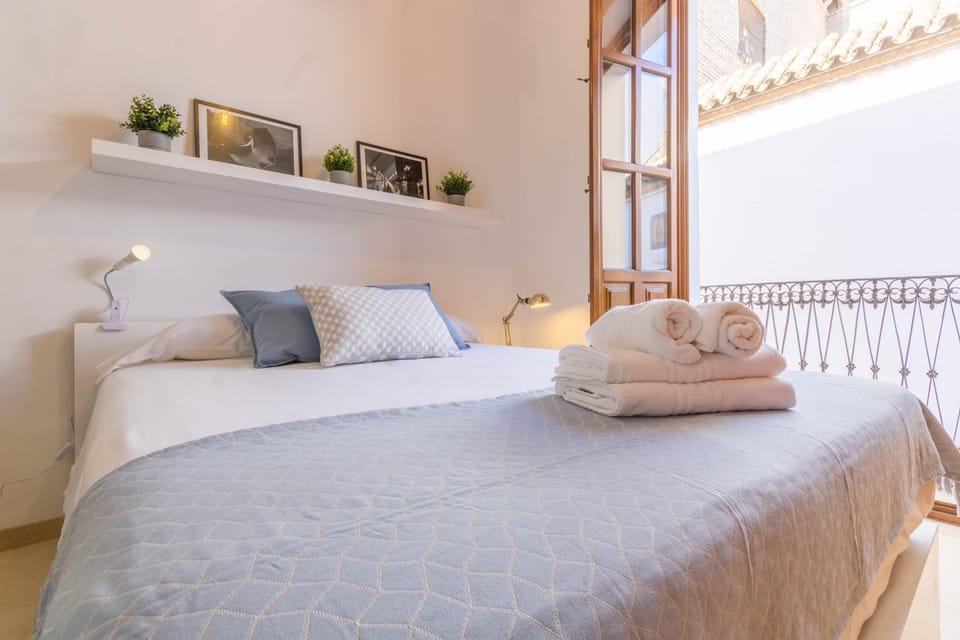 Bed, Photo of the whole room, Bedroom, towels