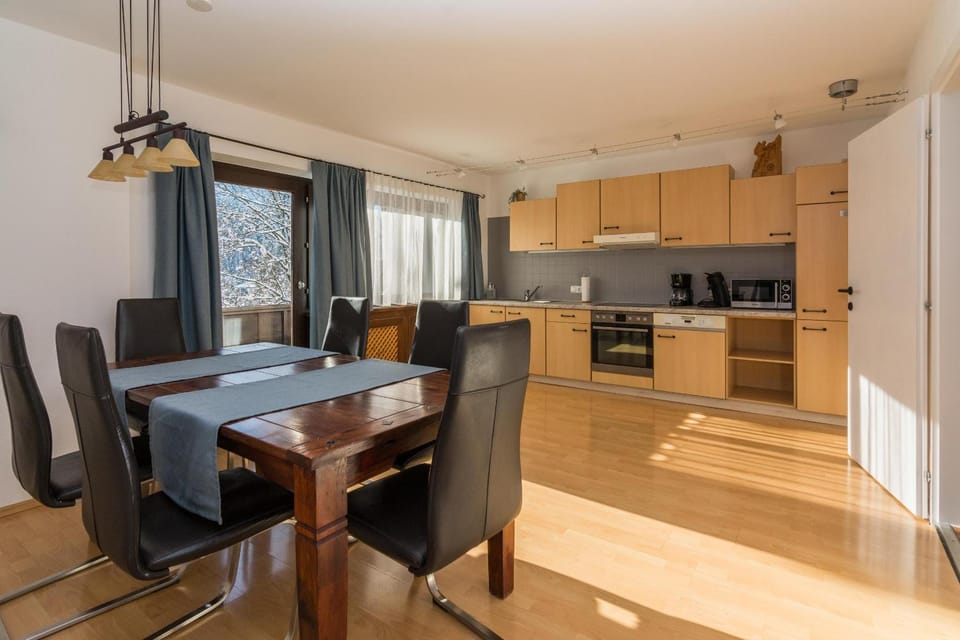 Coffee/tea facilities, Kitchen or kitchenette, minibar, stove