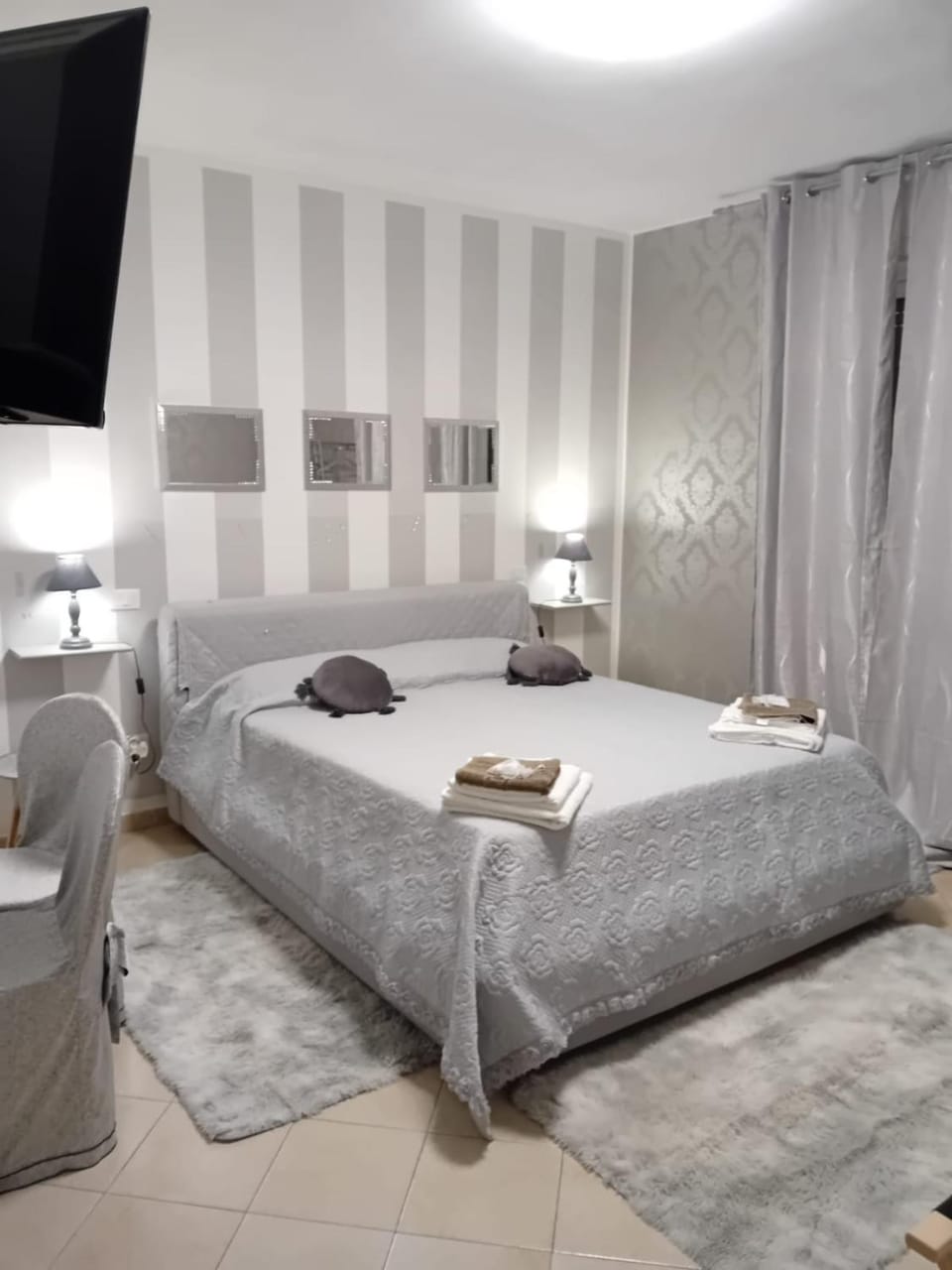 Nearby landmark, Bed, TV and multimedia, Photo of the whole room, Decorative detail, Bedroom, Pets, City view, Garden view, Landmark view, Mountain view, Street view, Inner courtyard view, internet, locker, pet friendly, towels, wedding