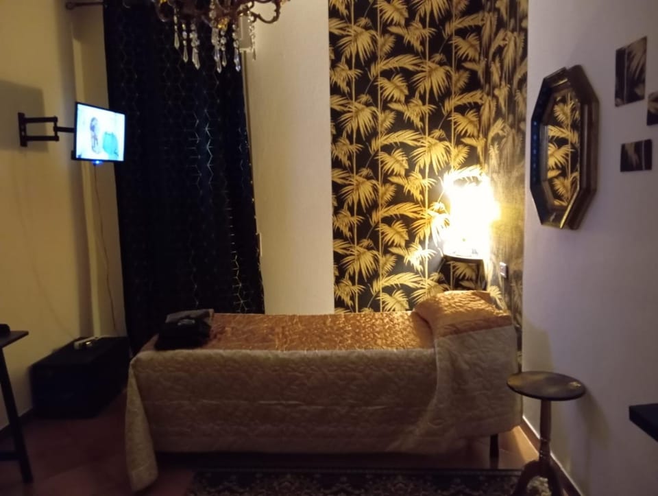 Bed, TV and multimedia, Photo of the whole room, Bedroom