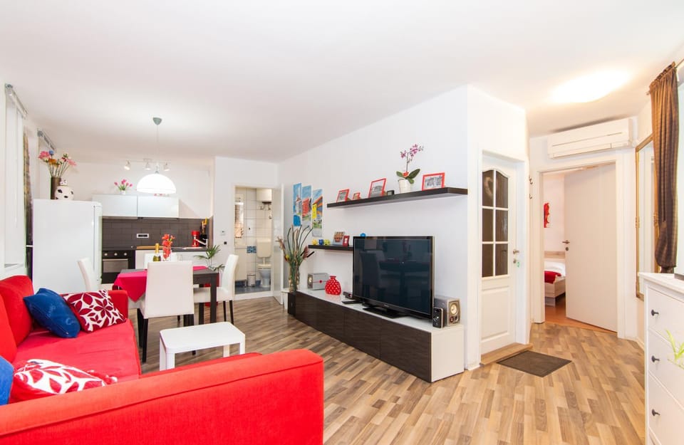 TV and multimedia, Kitchen or kitchenette, Living room, Seating area, Dining area, Evening entertainment