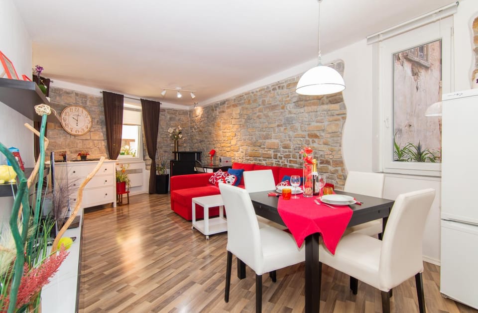 TV and multimedia, Kitchen or kitchenette, Living room, Seating area, Dining area