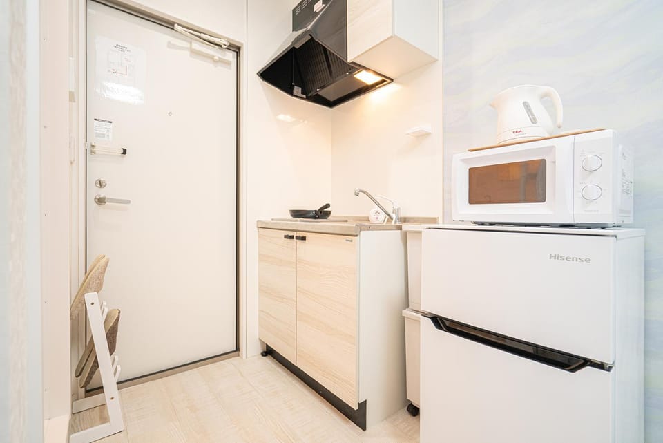 Kitchen or kitchenette, minibar, stove