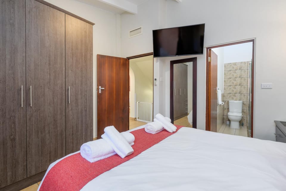Bed, Bathroom, TV and multimedia, Photo of the whole room, wardrobe