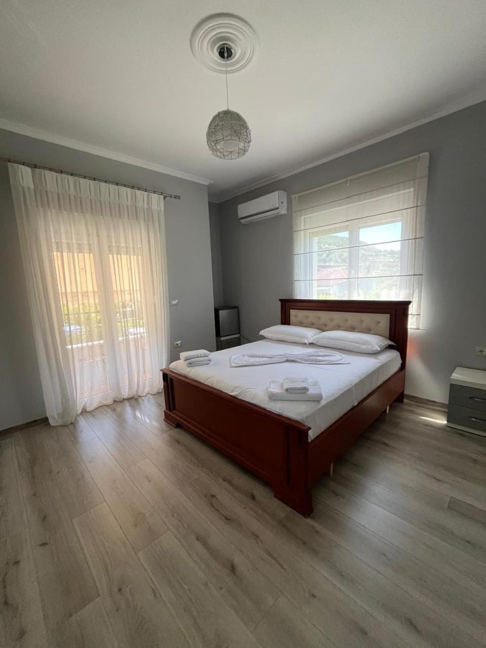 Bed, Photo of the whole room, towels