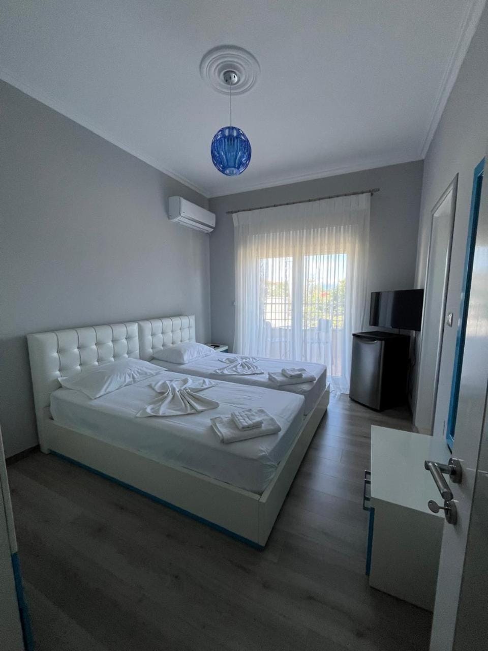 Bed, TV and multimedia, Photo of the whole room, towels, air conditioner