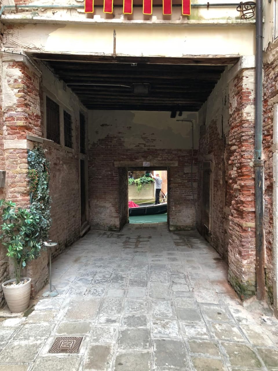 Facade/entrance, Area and facilities