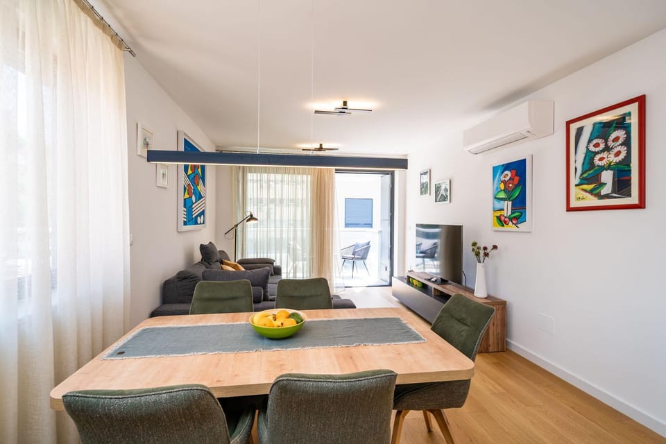 Seating area, Dining area