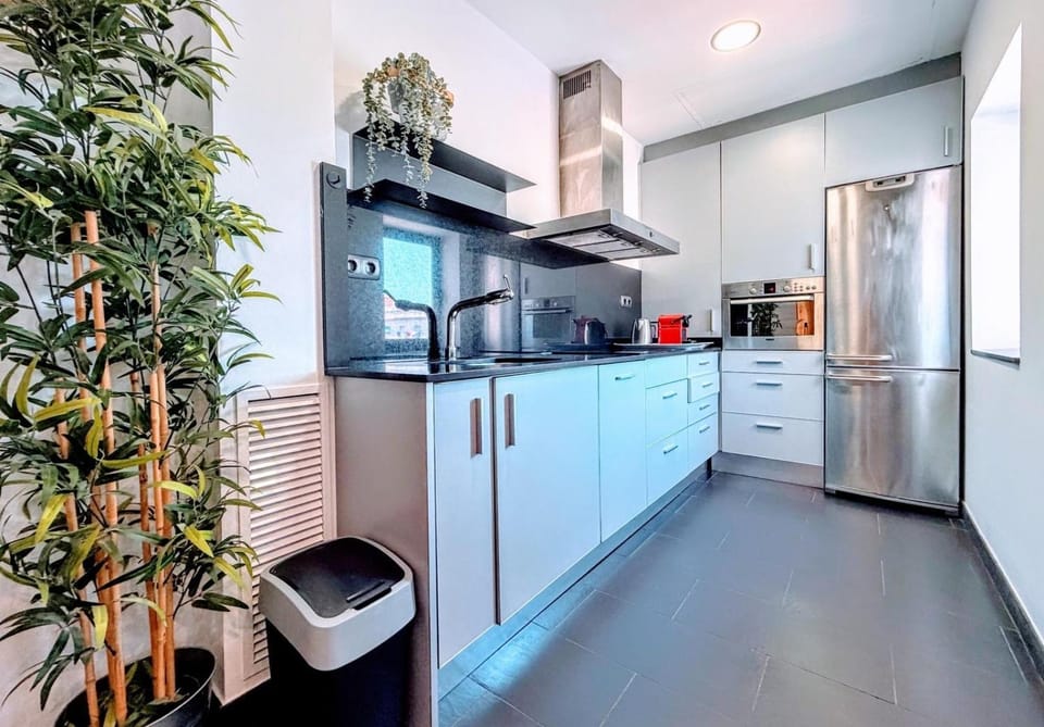 Coffee/tea facilities, Kitchen or kitchenette, dishwasher, oven, stove, toaster