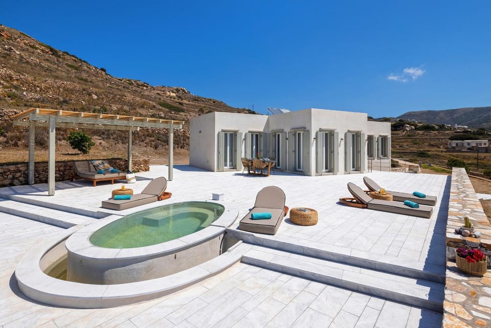 Patio, Day, Hot Tub, Hot Tub, Balcony/Terrace, Mountain view, Pool view, Swimming pool, Swimming pool, sunbed