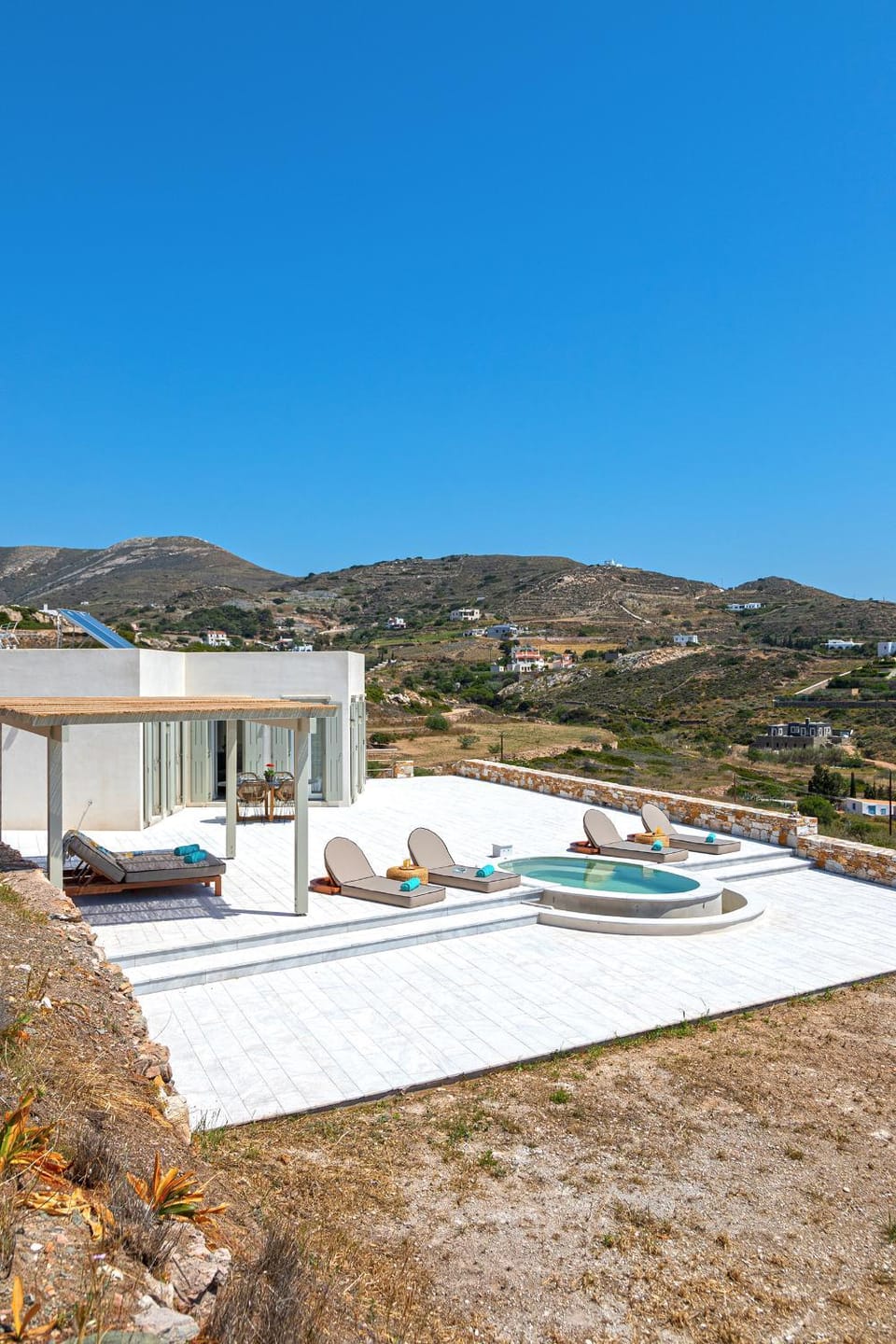 Property building, Day, Natural landscape, Balcony/Terrace, Swimming pool, sunbed