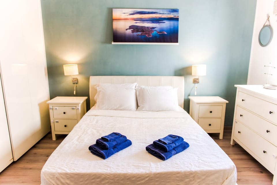 Bed, Bedroom, towels, air conditioner