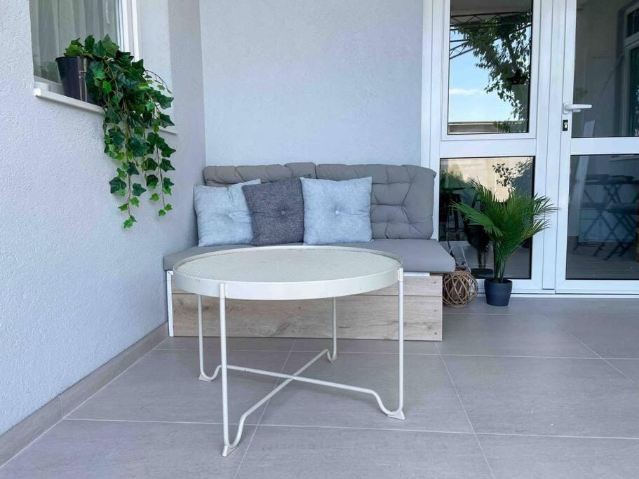 Cozy studio overlooking downtown Apartment in Makarska