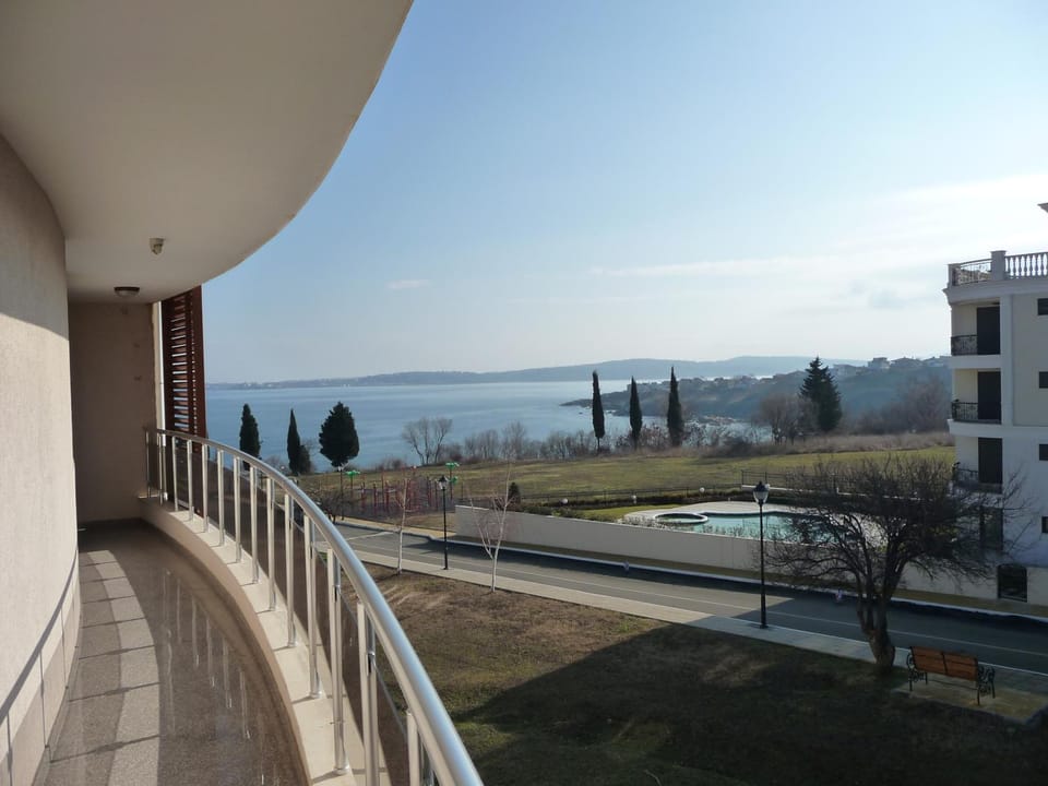 Balcony/Terrace, Street view