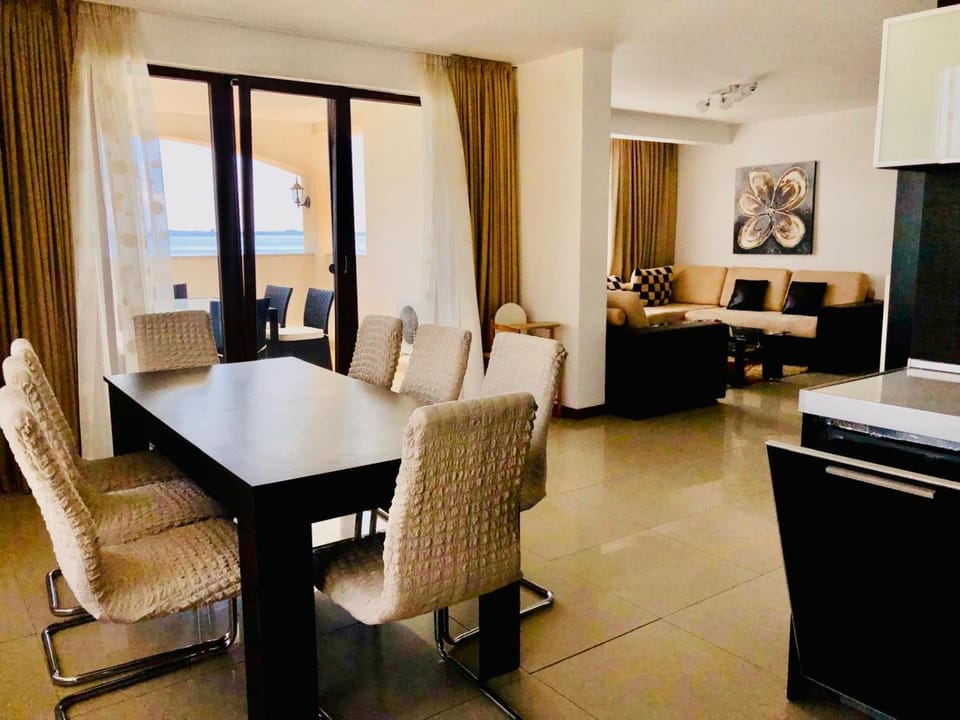 Living room, Seating area, Dining area