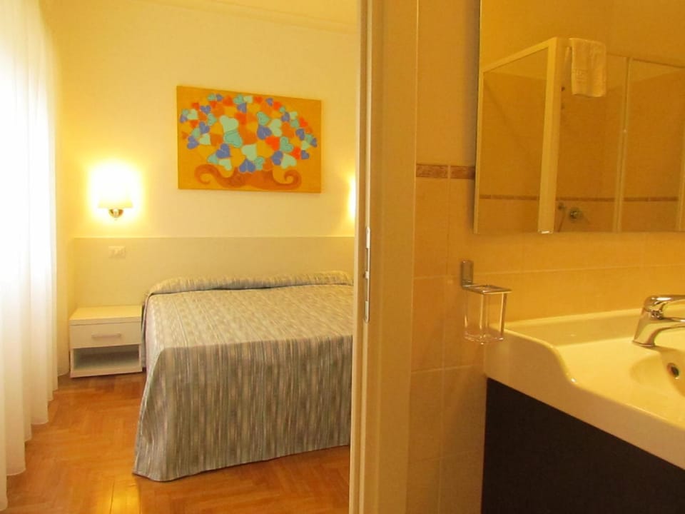 Bed, Bathroom, Photo of the whole room, Bedroom