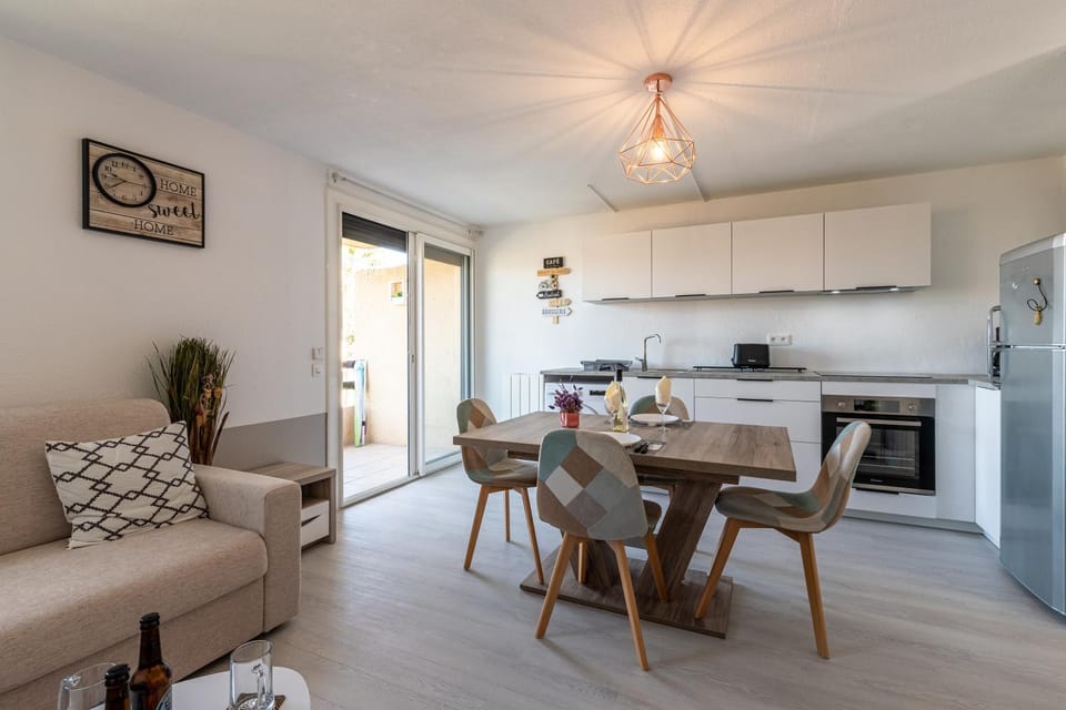 Kitchen or kitchenette, Dining area