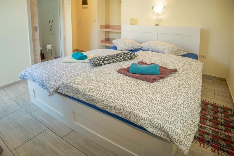 Bed, Bedroom, towels