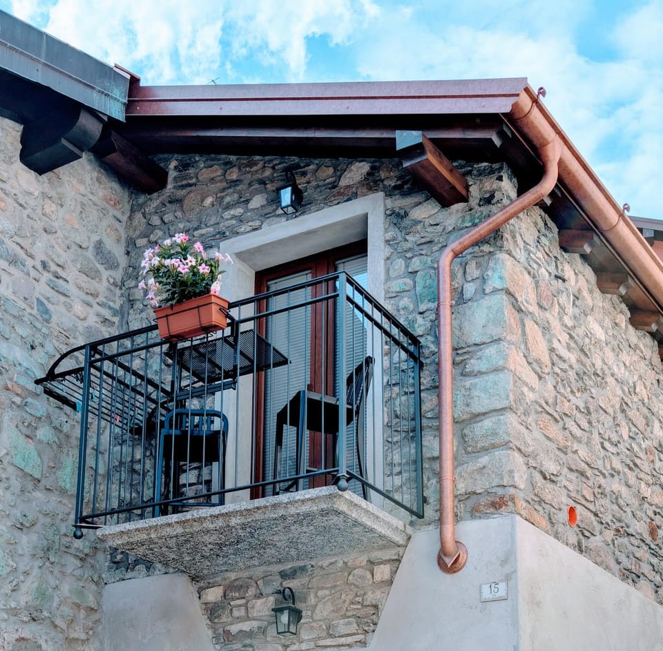 Property building, Day, Balcony/Terrace