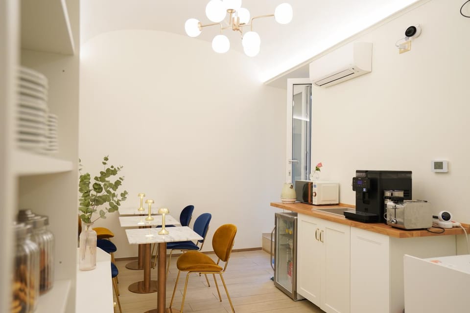 Coffee/tea facilities, Kitchen or kitchenette, Living room, Dining area, minibar, toaster, air conditioner, Internal: Not applicable to any particular room