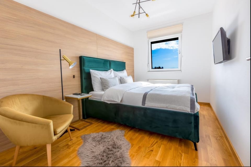 Bed, TV and multimedia, Bedroom