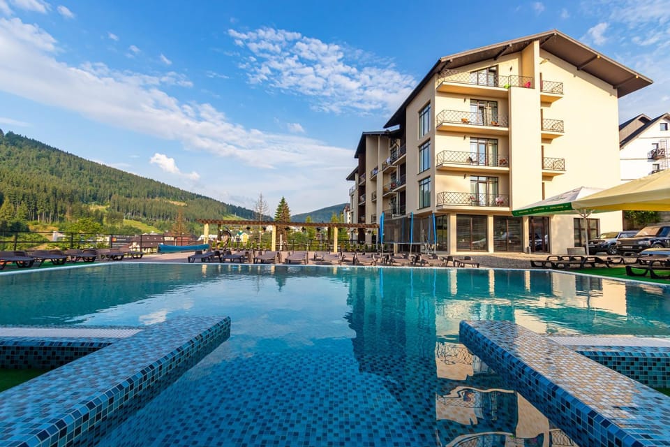 Property building, Natural landscape, Mountain view, Pool view, Swimming pool, sunbed