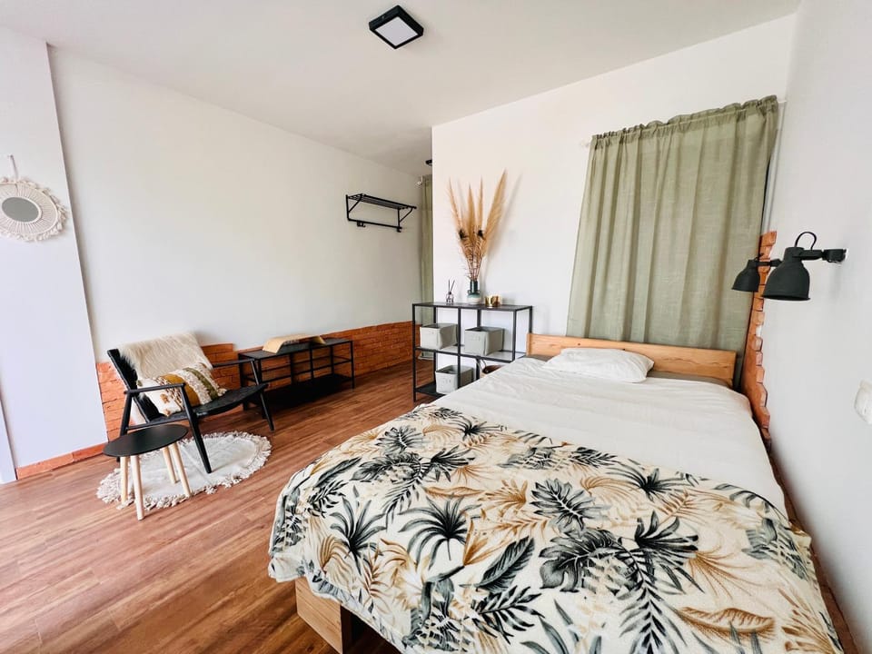 Bed, Seating area, Bedroom