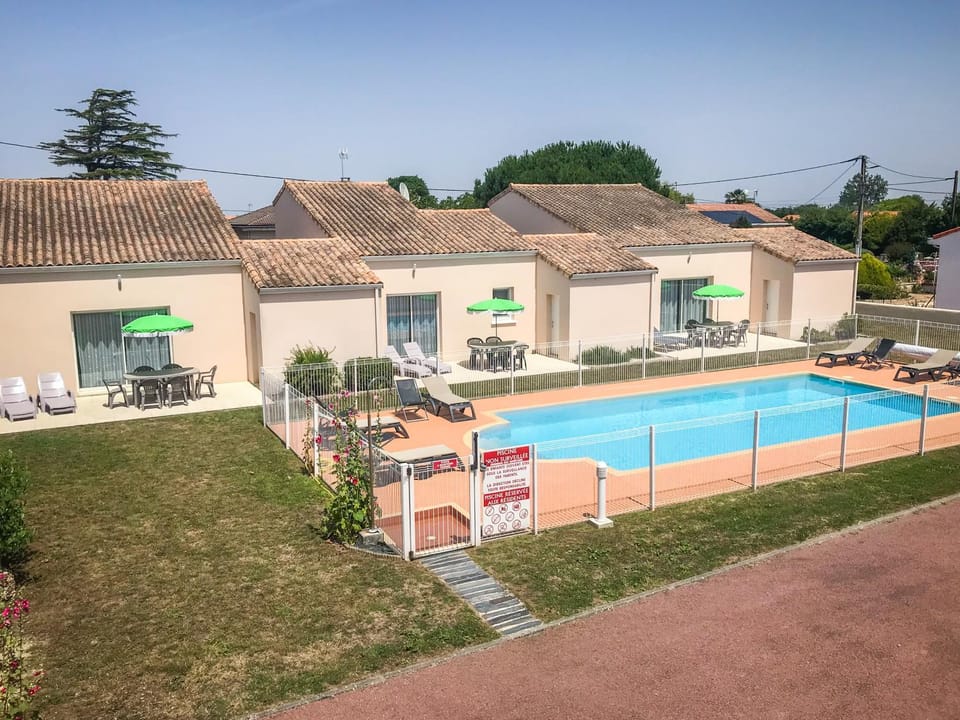 Swimming pool, sunbed