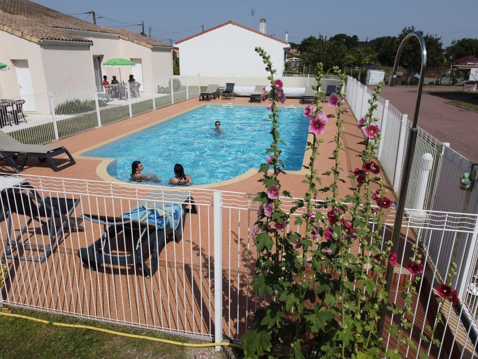 Pool view, Swimming pool, sunbed