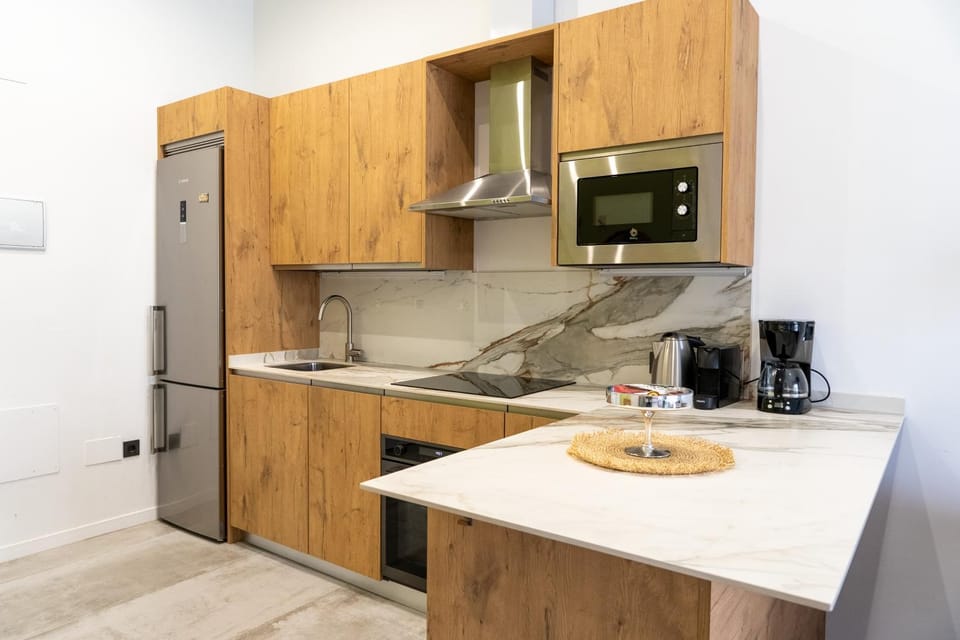Coffee/tea facilities, Kitchen or kitchenette, dishwasher, microwave, stove, kitchen