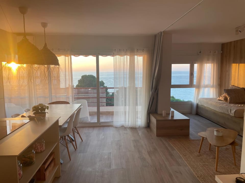 Precioso apto Miami primera linia playa cala de las Sirenas, con WIFI y NETFLIX, adecuado para teletrabajar Apartment in Miami Platja
