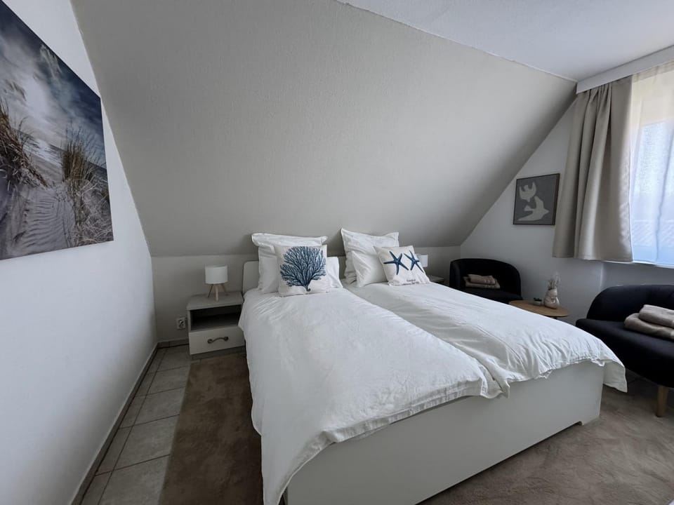 Bed, Living room, Photo of the whole room, Seating area, Bedroom