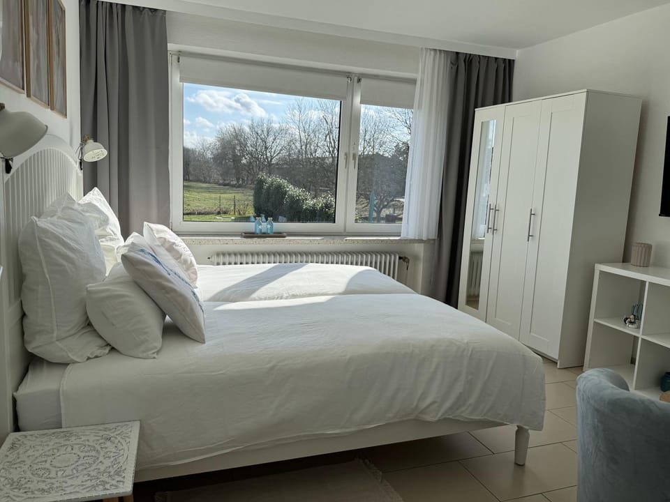 Living room, Bedroom, Garden view