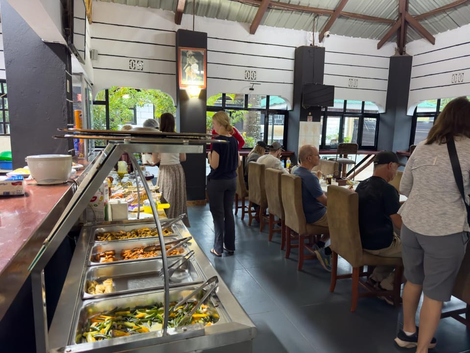 Restaurant/places to eat, People, Food and drinks, Banquet/Function facilities, Food, Buffet breakfast, group of guests