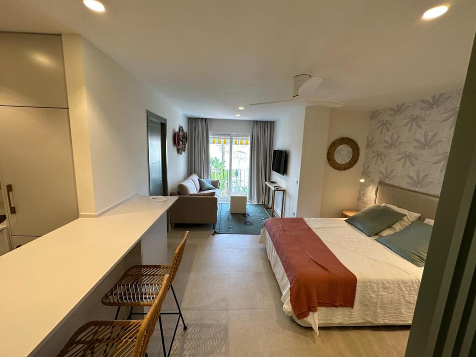 Property building, Communal lounge/ TV room, Bed, Kitchen or kitchenette, kitchen