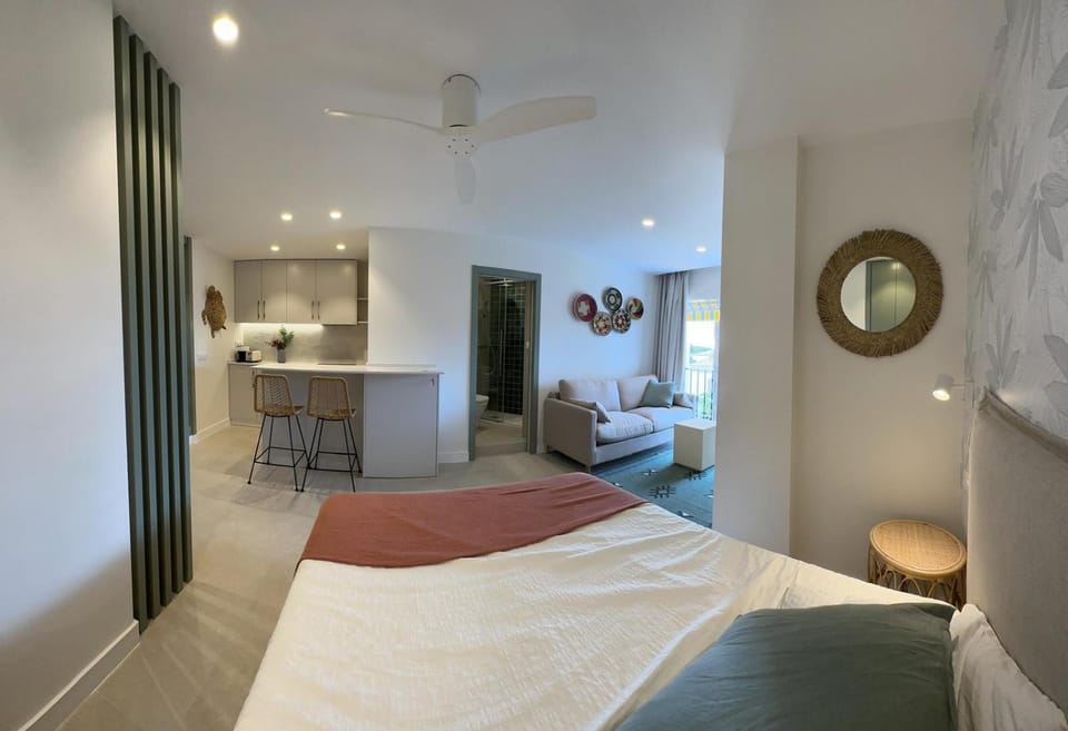 Communal lounge/ TV room, Bed, kitchen