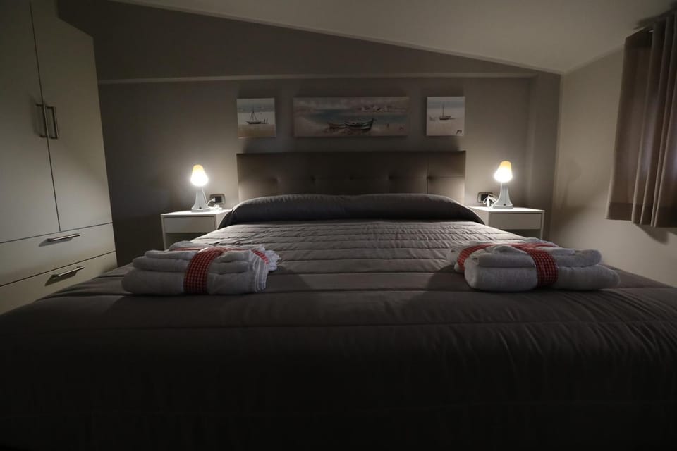 Bedroom, towels