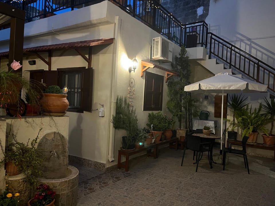 Property building, Patio, Garden, Balcony/Terrace, Inner courtyard view