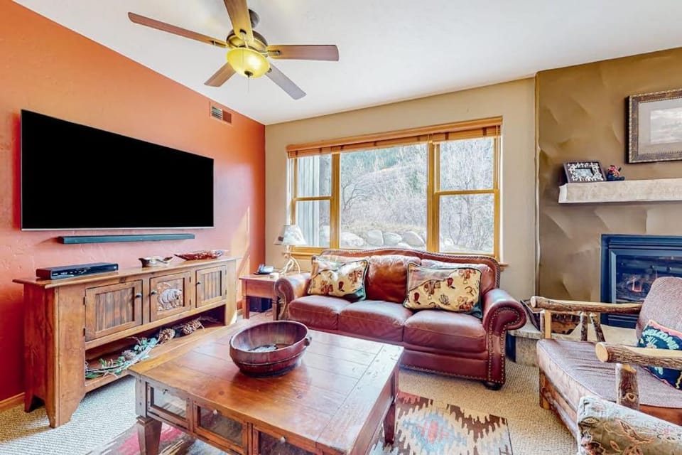 Evergreen Retreat, Unit 101 Apartment in Avon