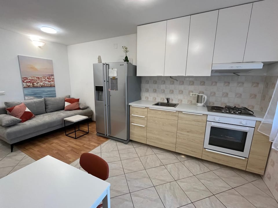 Kitchen or kitchenette, Seating area, dishwasher, stove